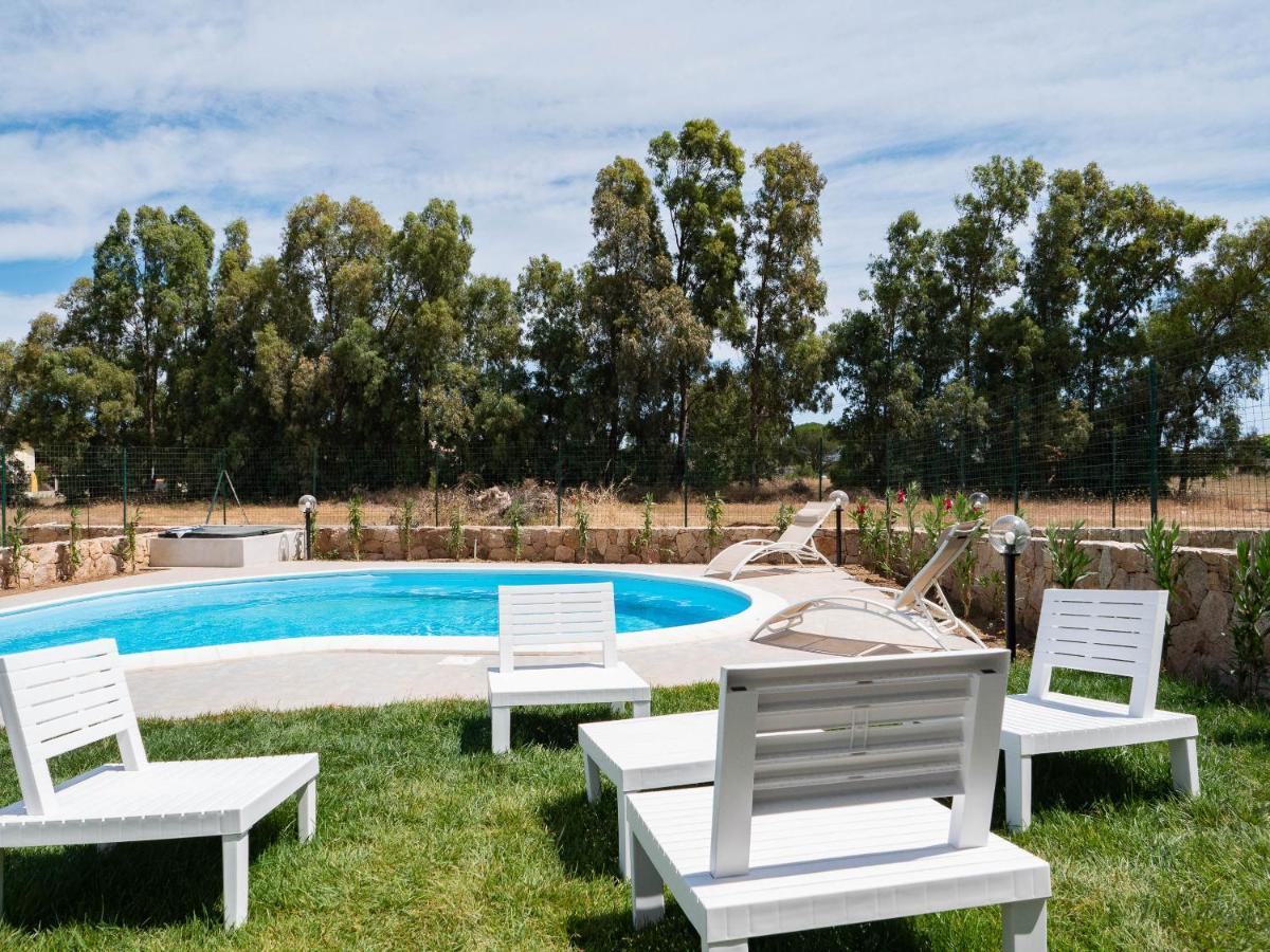 Villetta Con Piscina Budoni Affitti Spiaggia 700 Mt Eksteriør billede